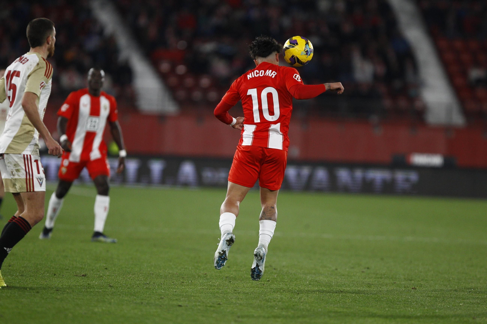 La U.D. Almería se impone por 1-0 al C.D. Mirandés y alcanza la segunda plaza, en imágenes