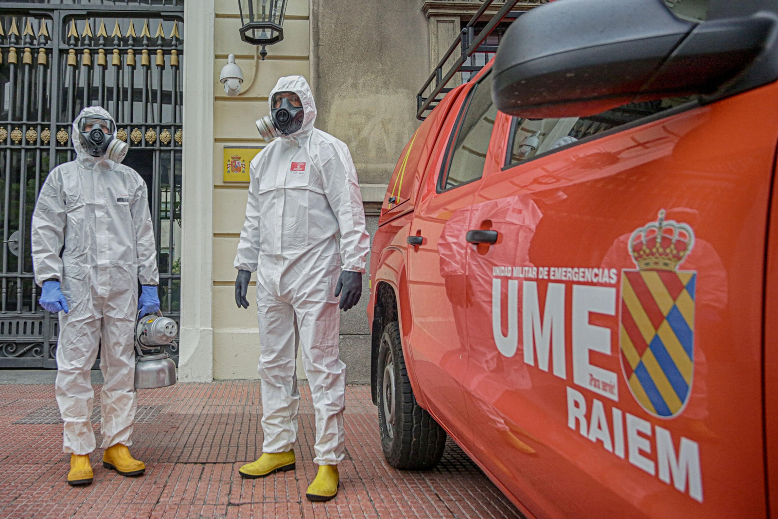 Dos miembros de la UME realizan tareas de desinfección en Madrid.