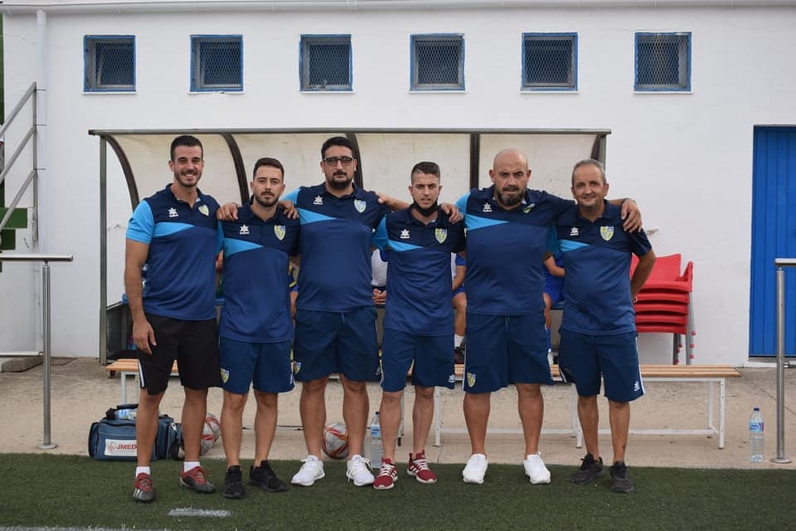 Cuerpo técnico del Conil que encabeza Juan Reyes (tercero por la izquierda).