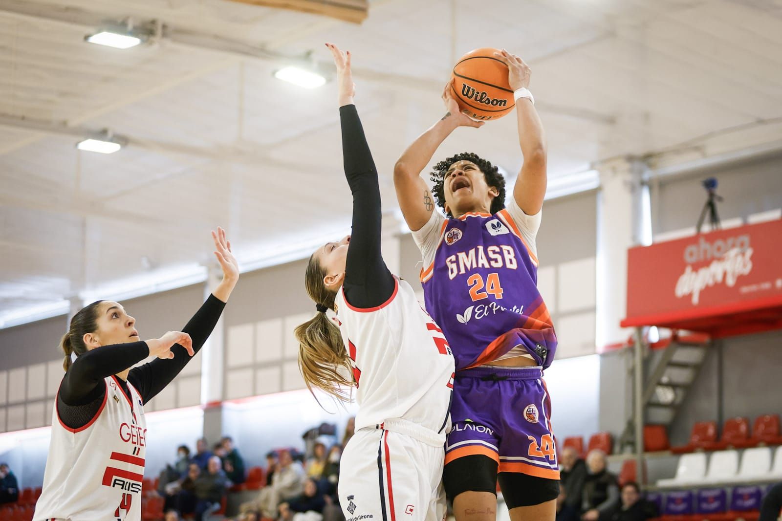 Jugadora de GmasB forzando una falta en su lanzamiento a canasta.