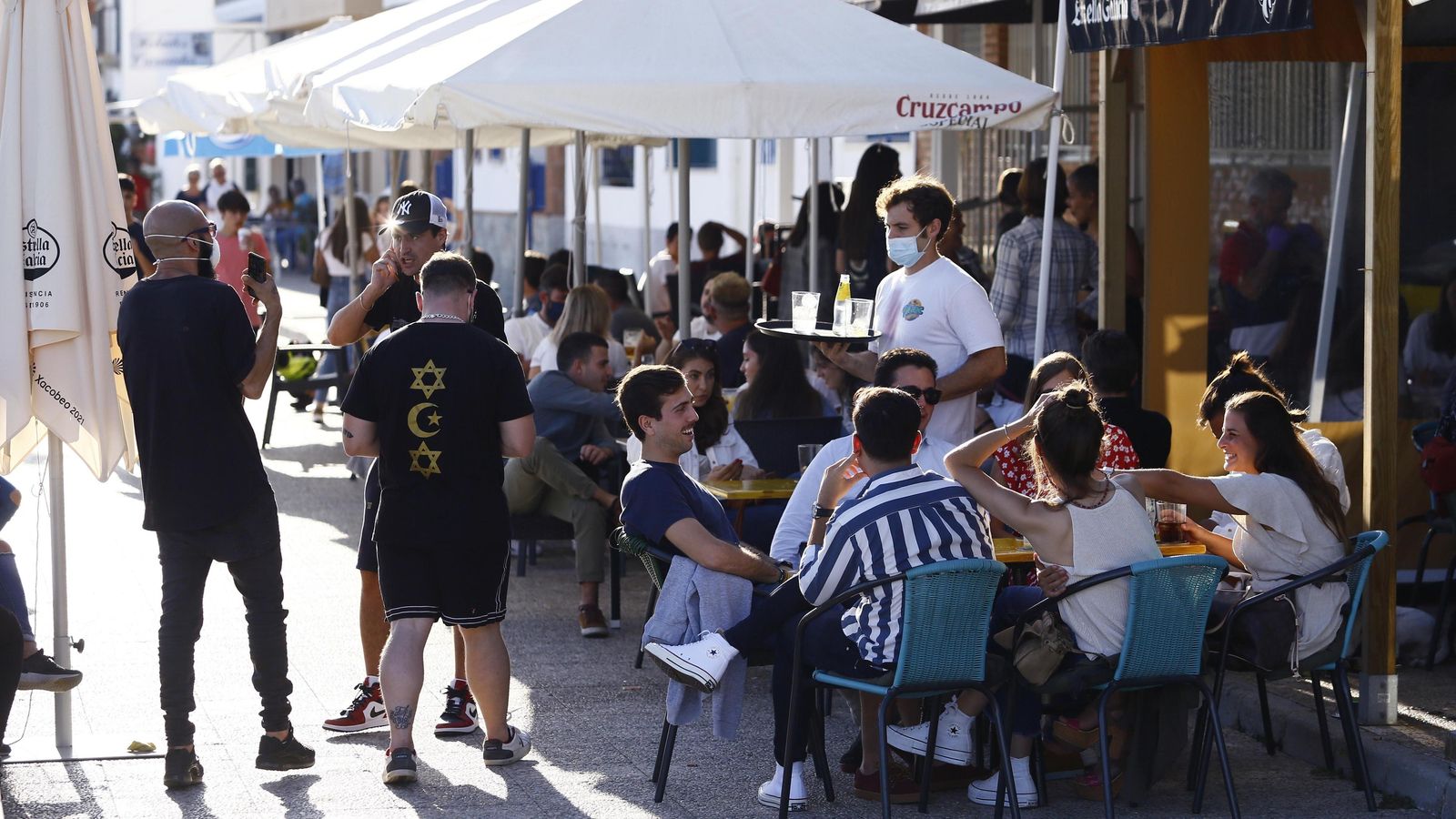 Un grupo de jóvenes en una terraza de Pedregalejo.