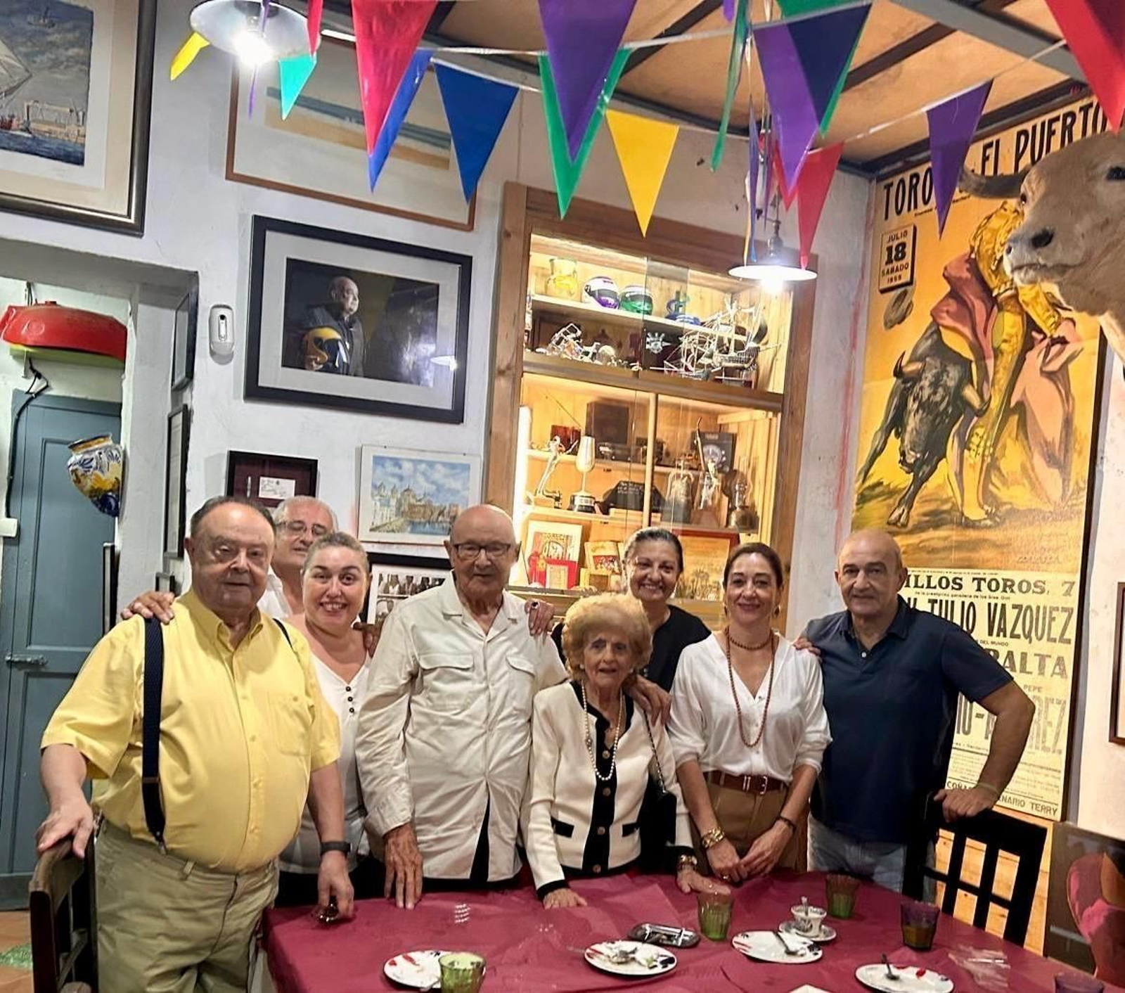 El homenajeado, Agustín Garrido, con Carmen Paramio, Manuel, Arturo, María y Agustín Garrido, Mariló Llorente y Pilar Molina, durante la celebración del 92 cumpleaños en ‘El Rincón de Pelayo’.