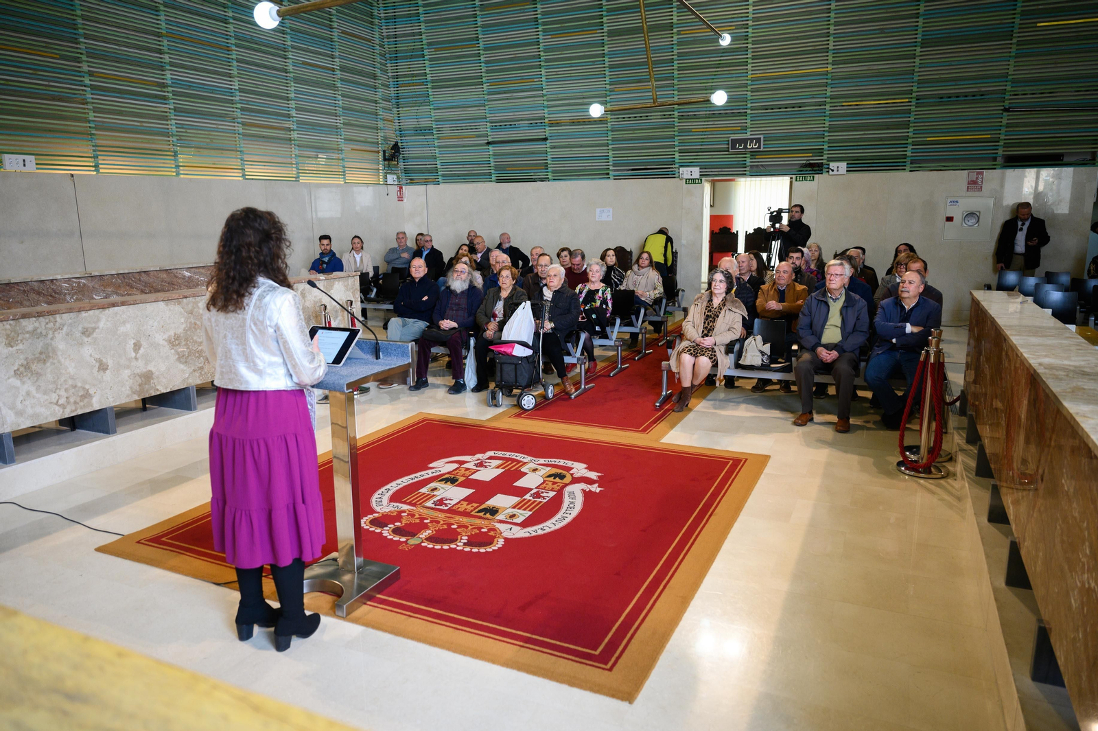 La alcaldesa con los representantes vecinales que han acudido al Salón de Plenos a recibir la subvención