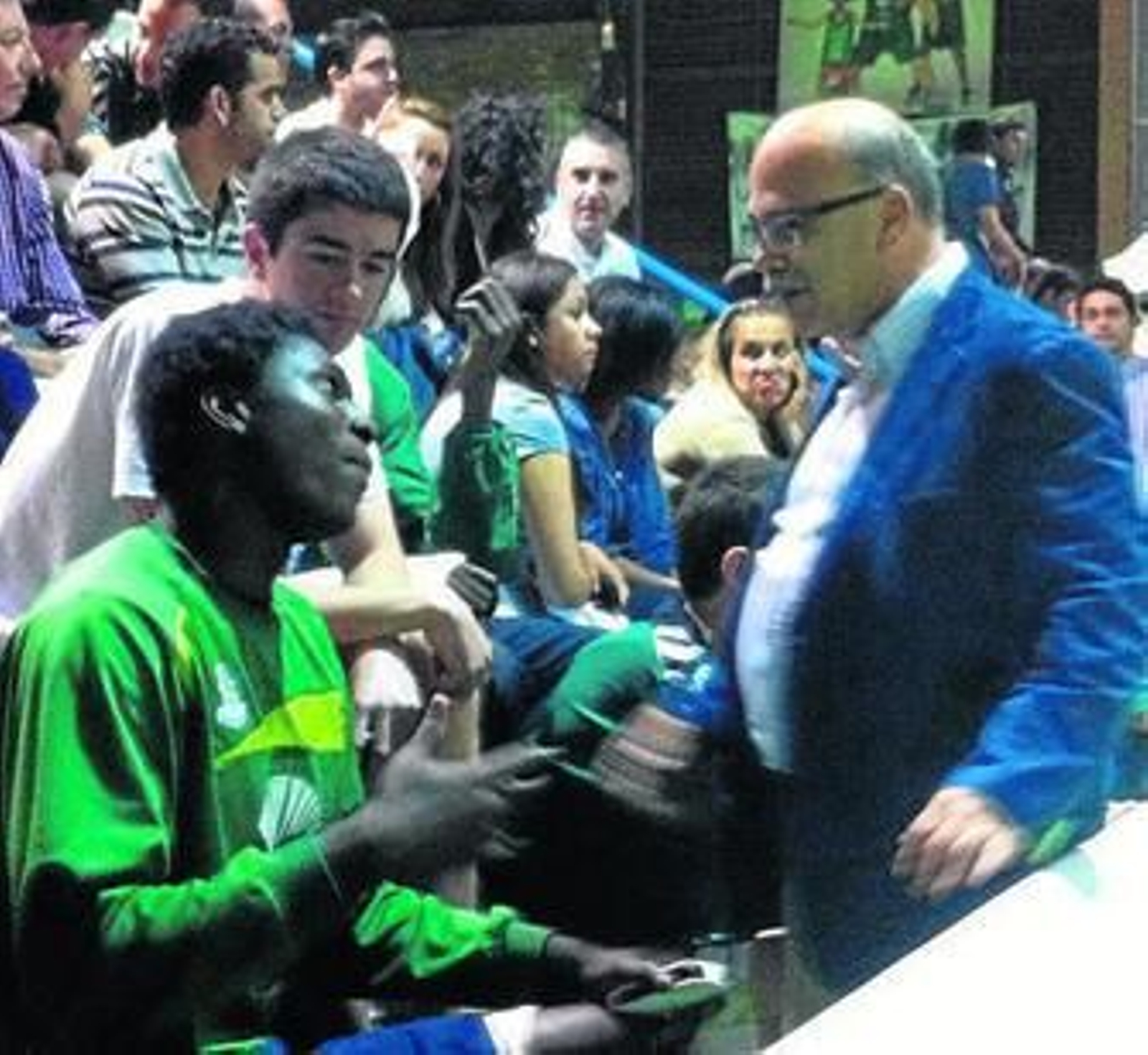 Eduardo García dialoga con Romaric Belemene.