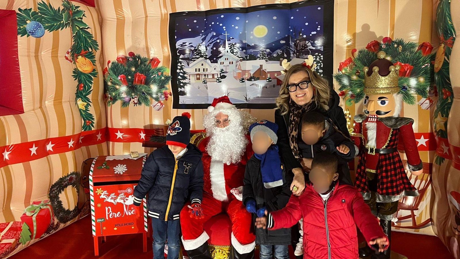 Hijos de las mujeres en situación de vulnerabilidad en Navidad junto a Isabel Martínez.