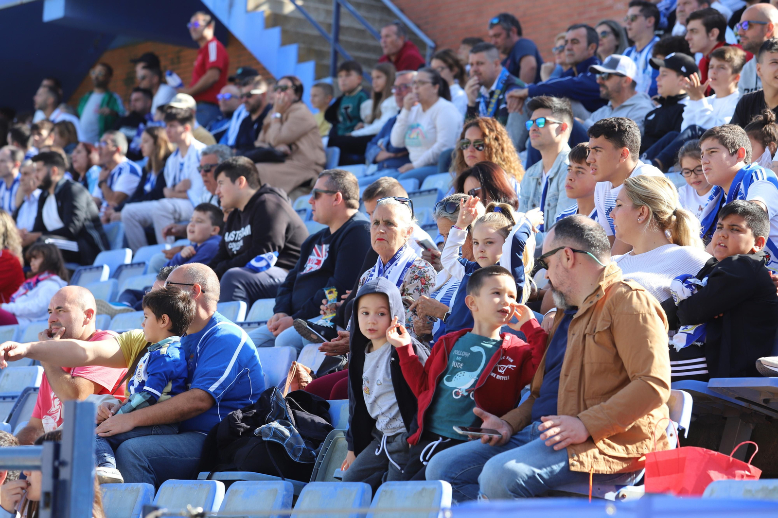Imágenes del gran ambiente en el Nuevo Colombino para ver el  Recre-Burgos