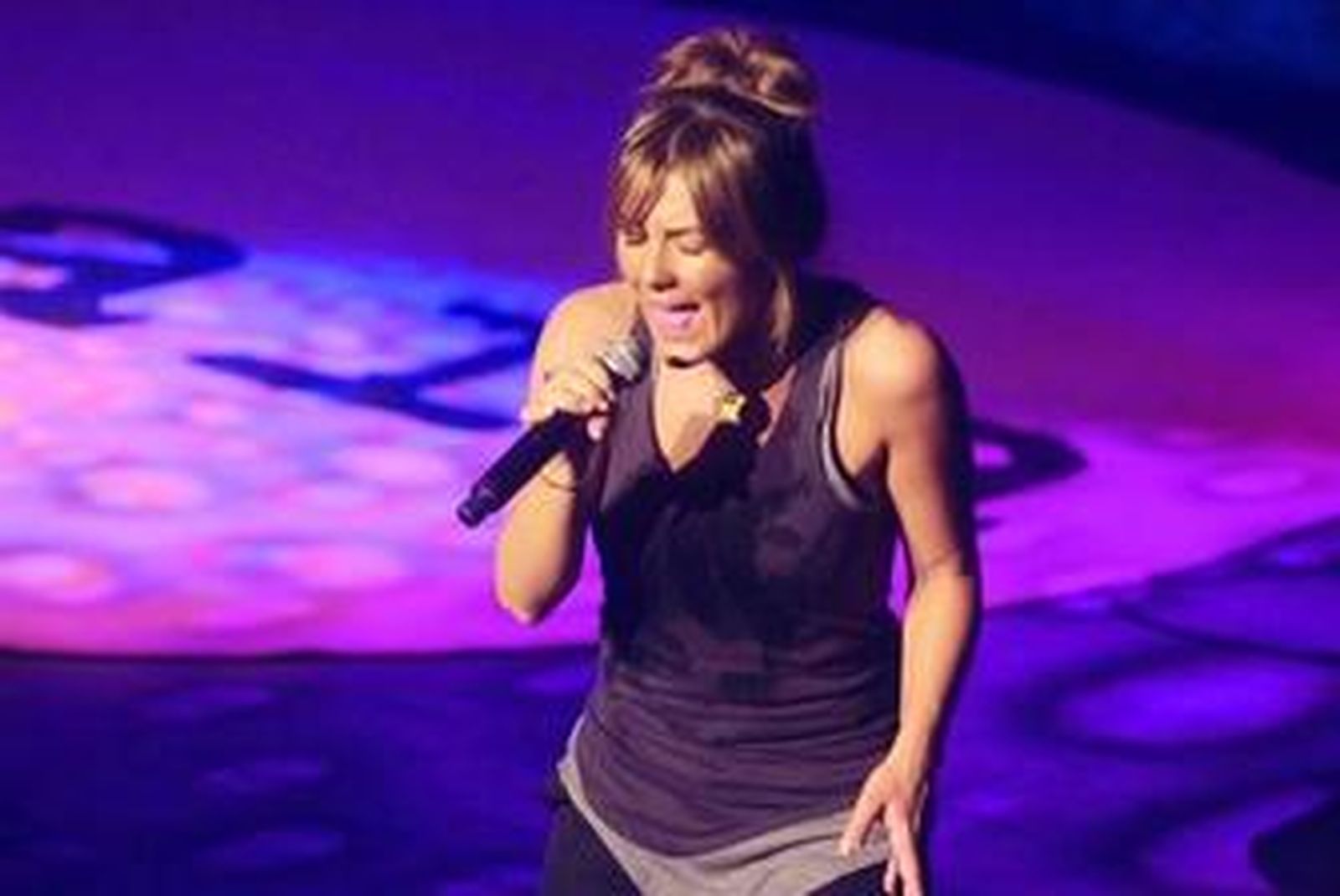 Amaia Montero durante su actuación del sábado en Roquetas de Mar.