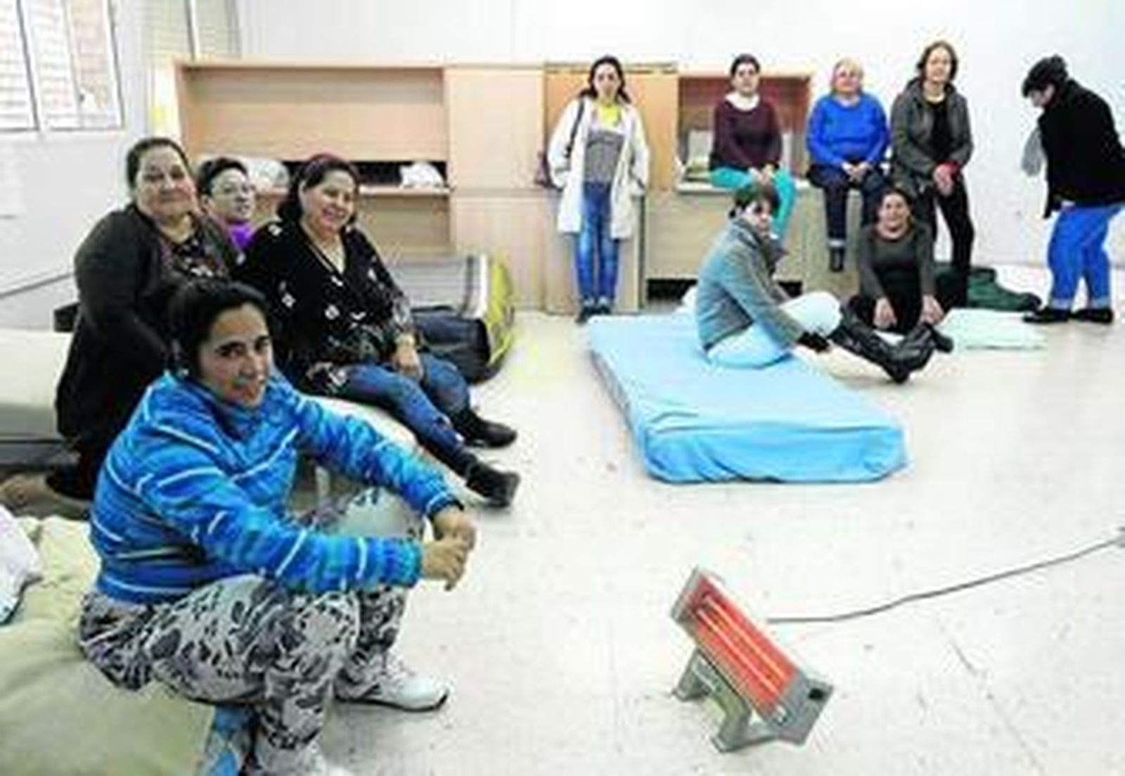 Varias de las mujeres que participan el en encierro en el CODE del Polígono Sur, ayer.