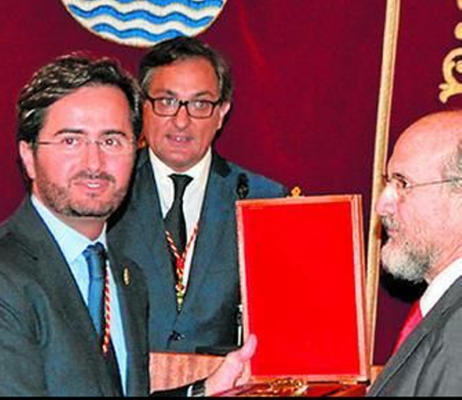 El alcalde con Moisés Gómez, en un reconocimiento en el año 2012.