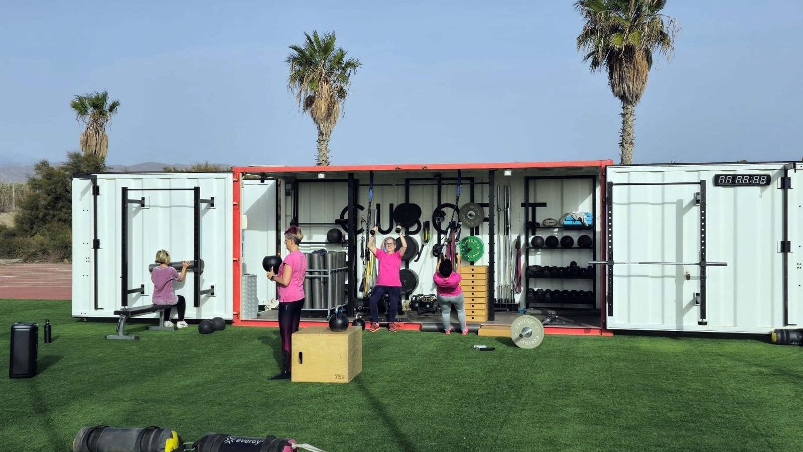 Un grupo de mujeres haciendo ejercicio físico en las instalaciones de la Universidad de Almería.