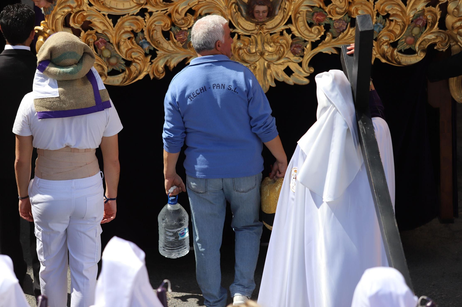 Imágenes del recorrido de la Hermandad del Cristo Cautivo de Huelva