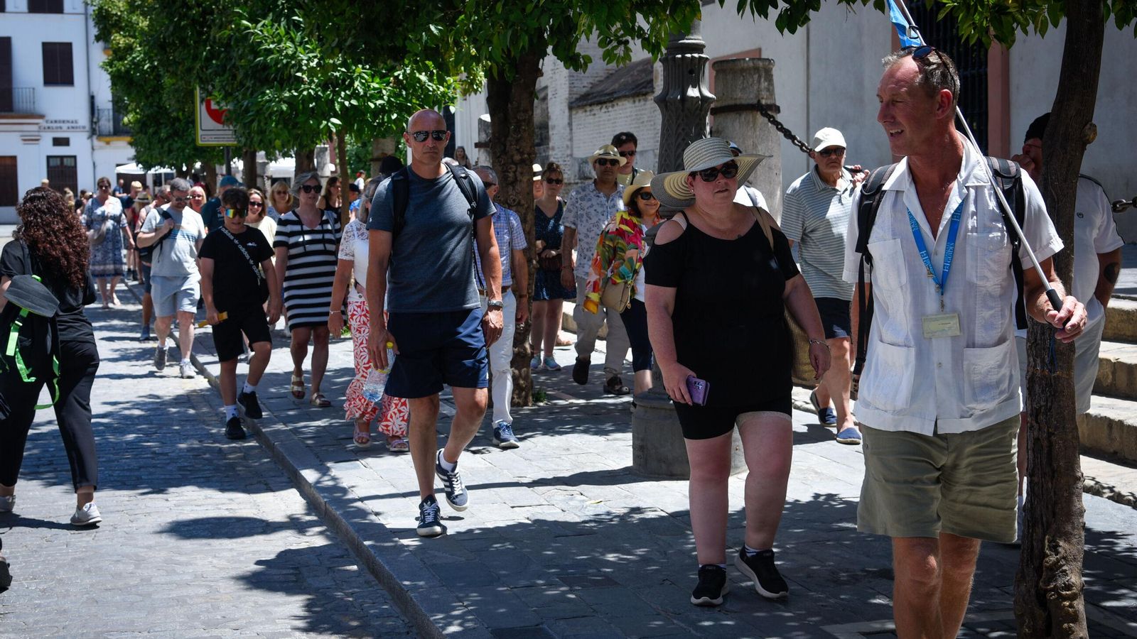 Un grupo de turistas pasea por el entorno de la Catedral