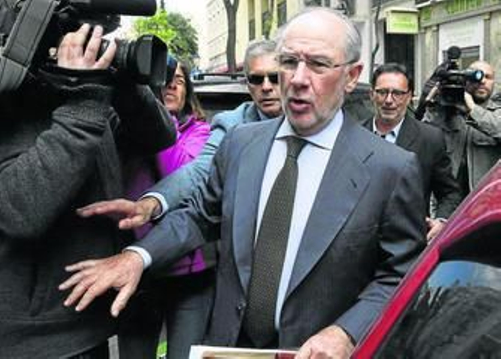 Rodrigo Rato a la salida de su despacho en Madrid el miércoles pasado. Rodrigo Rato a la salida de su despacho en Madrid el miércoles pasado.