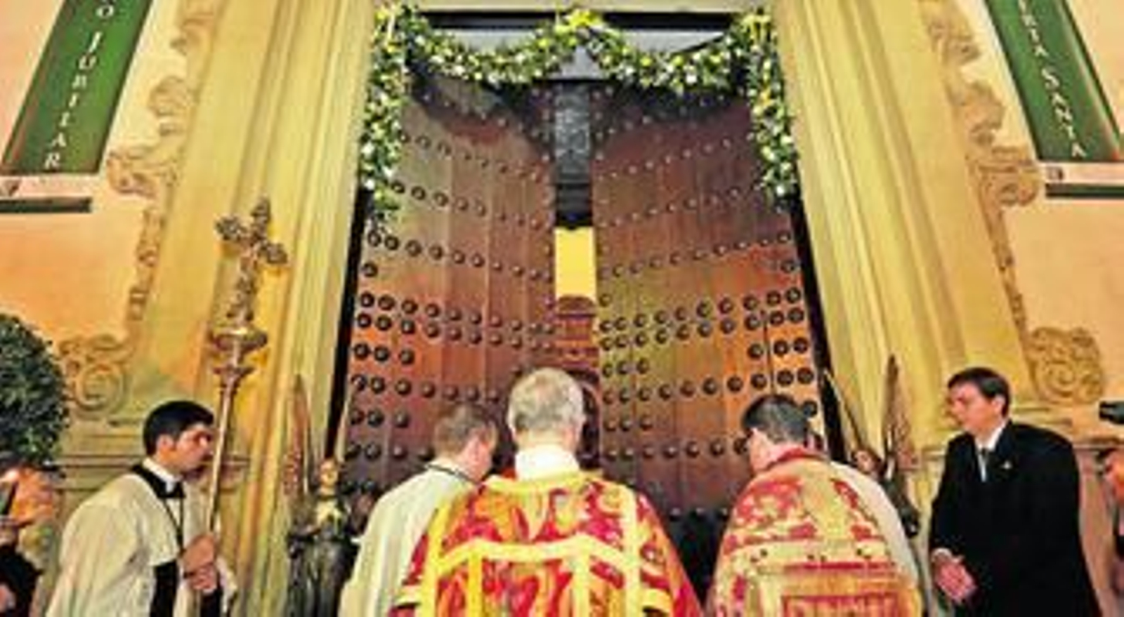 Momento en que la Puerta Santa del Año Jubilar concedido a Vera-Cruz se abrían anoche en la iglesia de San Francisco.