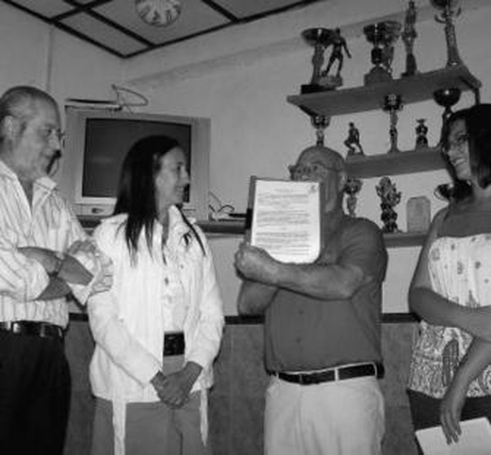 El presidente de la hermandad hizo entrega de la documentación.