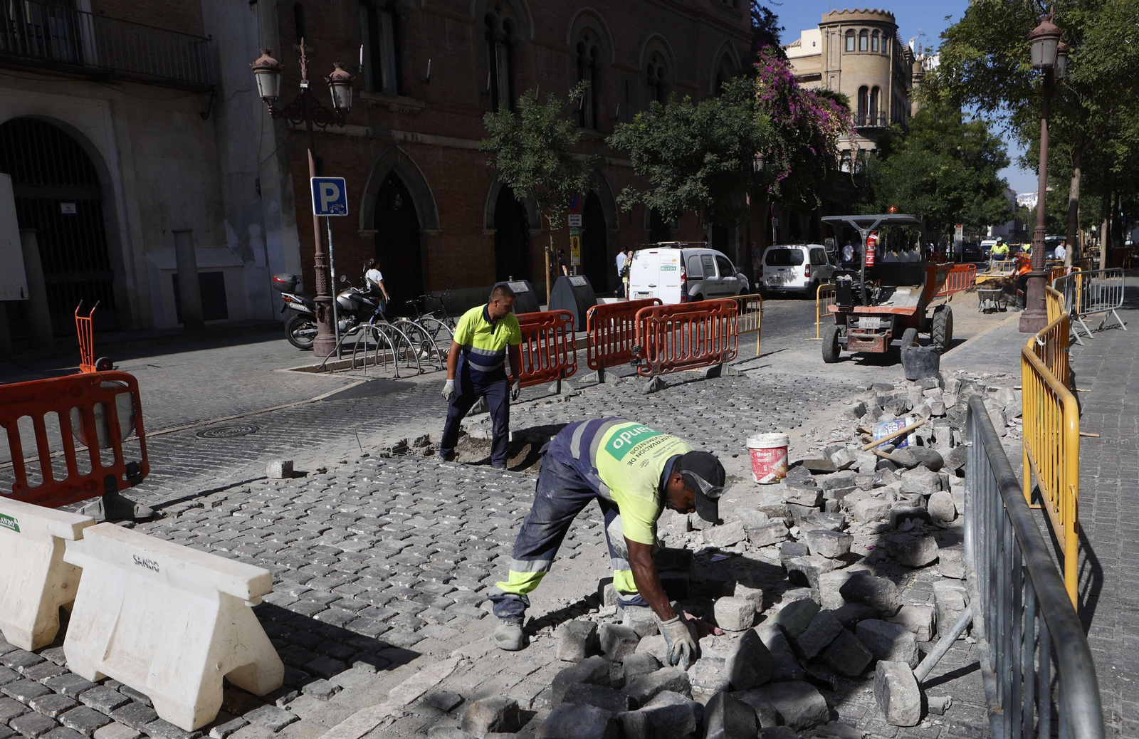 Obras en la calzada de la calle Laraña.