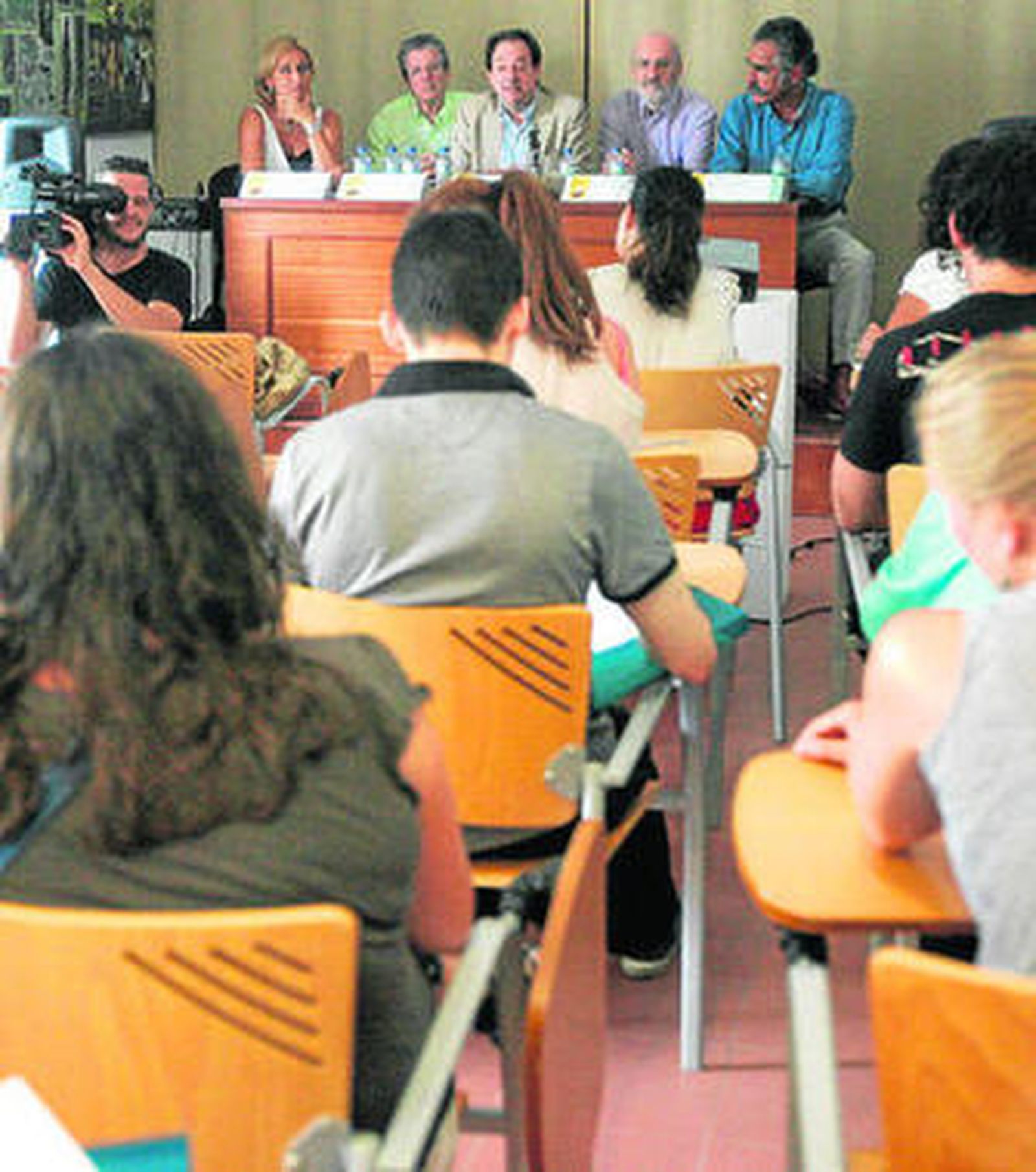 Los alumnos escuchan a los ponentes, ayer en los Cursos de Verano.