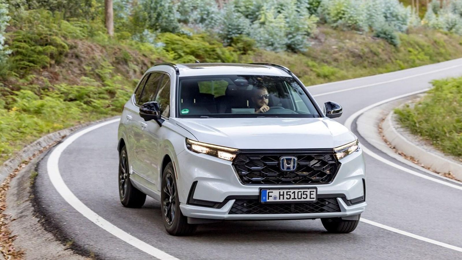 La sexta generación del CR-V, un SUV de 4,71 m de largo que en nuestro mercado se vende en versiones de 184 CV tanto híbrida como híbrida enchuable, recibirá para Norteamérica, donde también se comercializa sólo con motores de combustión, una pila de combustible.