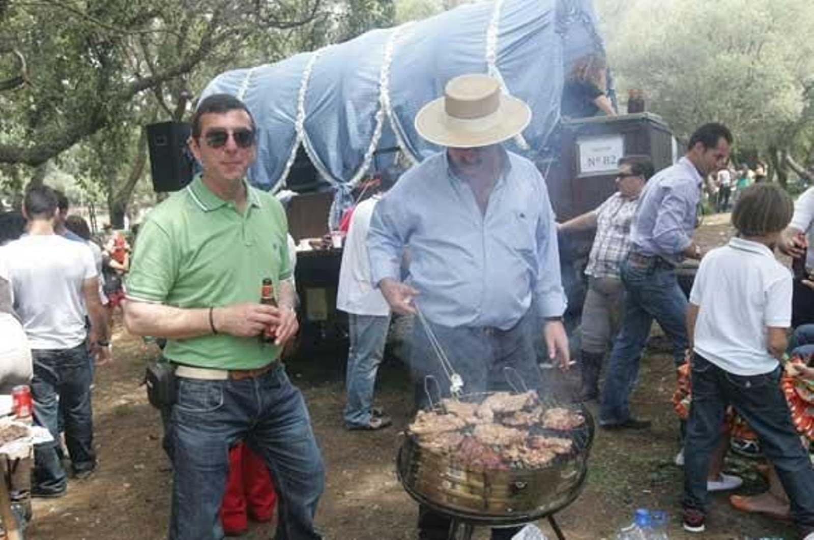 El almuerzo campestre marca la jornada en la Montera del Torero. La hermandad agradece la cada vez mayor afluencia de personas a la misa en honor al patrón./Fotos:José María Quiñones