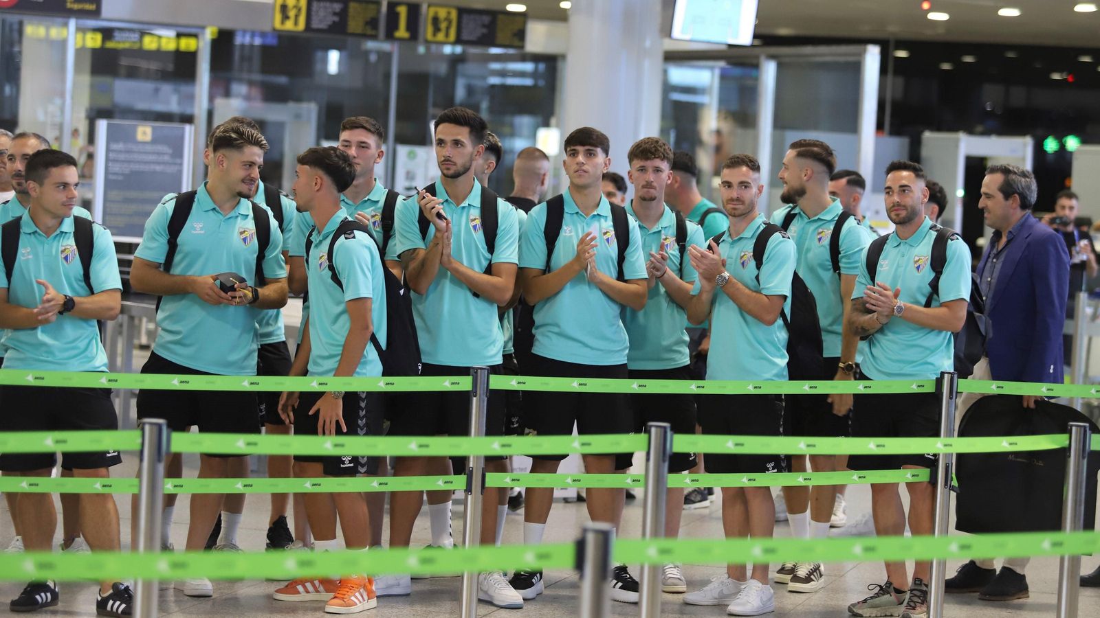Las fotos de la afición despidiendo al Málaga en el aeropuerto antes de ir a Tarragona