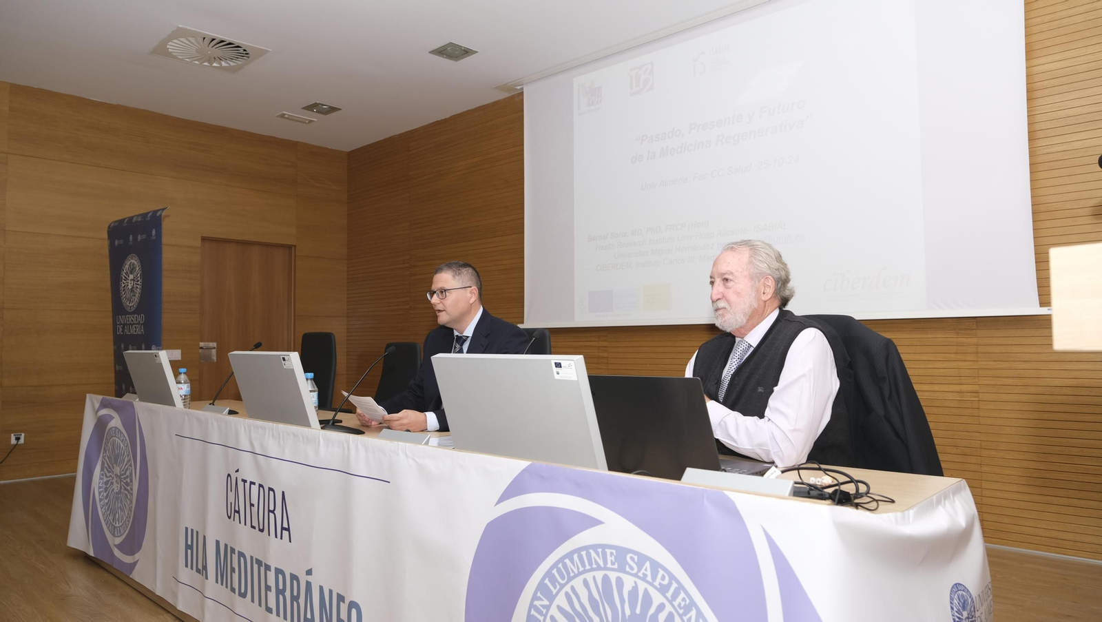 El doctor Bernat Soria durante su conferencia en la UAL.