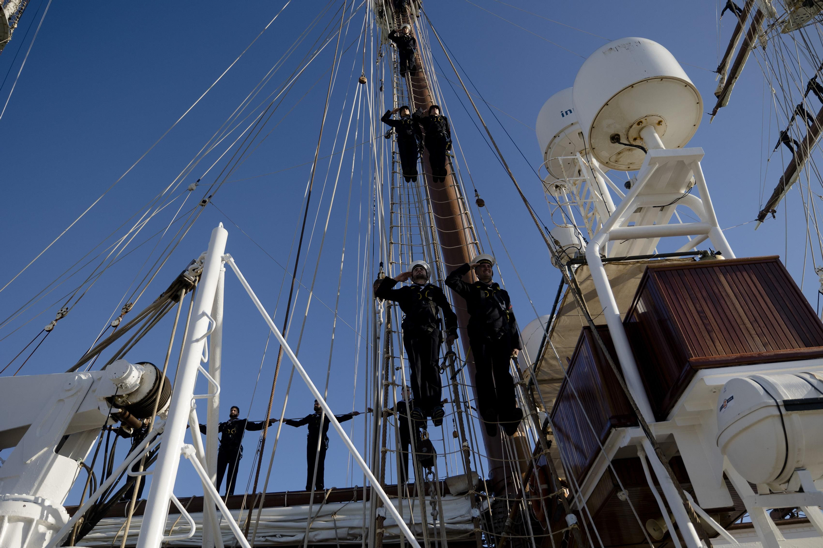Las imágenes de la salida del buque  "Juan Sebastián de Elcano" del muelle de Cádiz.