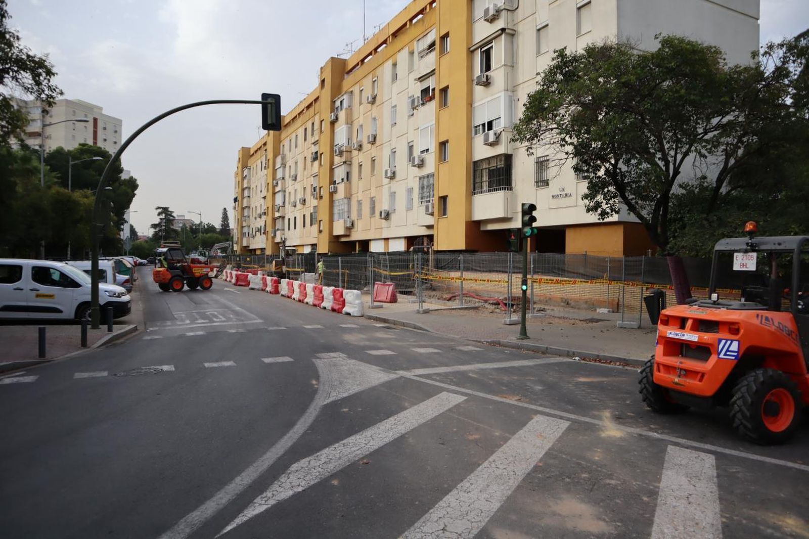 Emasesa sustituye las redes de abastecimiento y saneamiento en la Avda. de los Gavilanes, Avda. de la Verbena de la Paloma, Avenida de las Leandras y calles interiores de la Barriada de Juan XXIII en el distrito Cerro-Amate