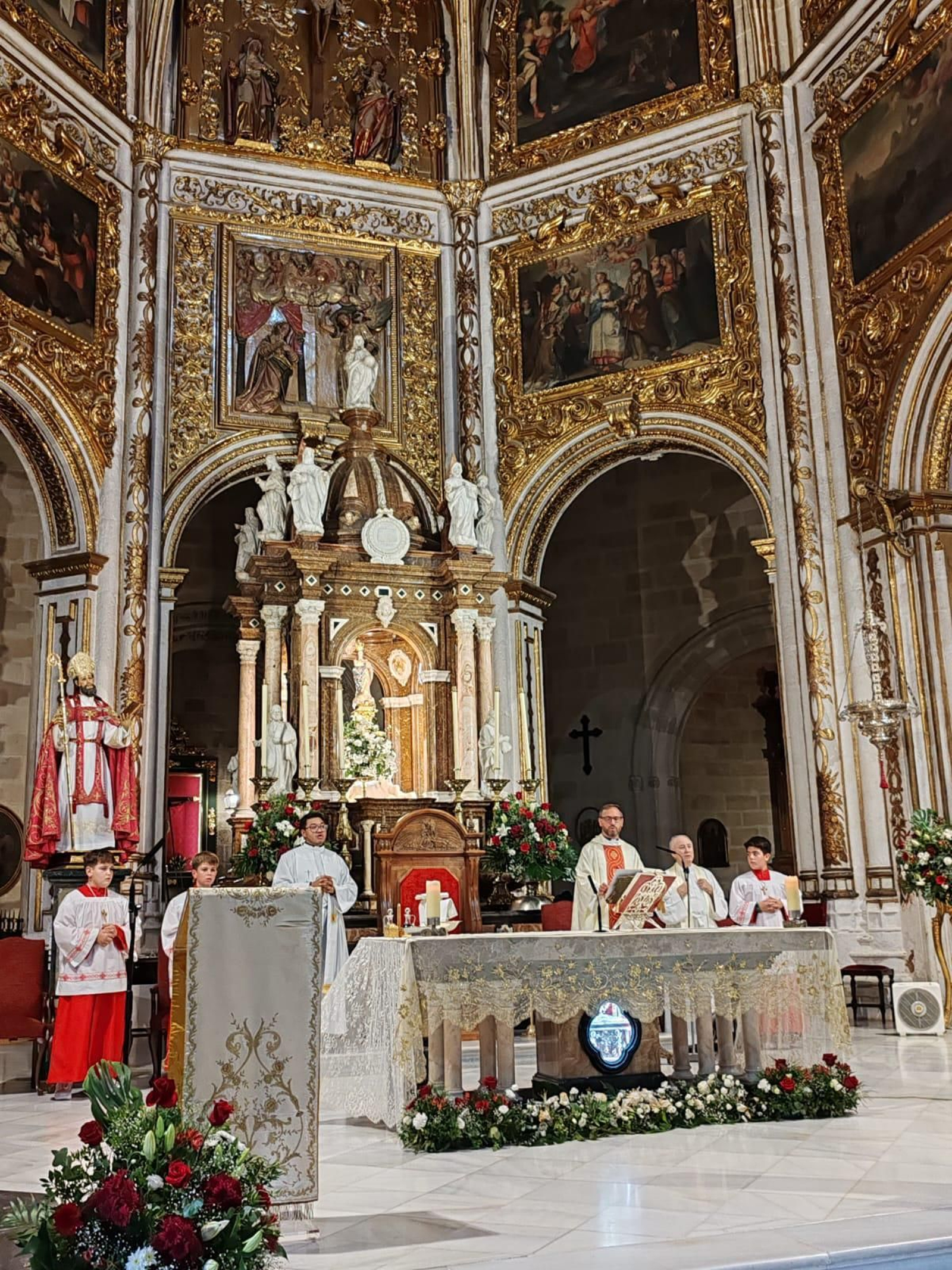 Celebración de la misa en la Catedral. Celebración de la misa en la Catedral.