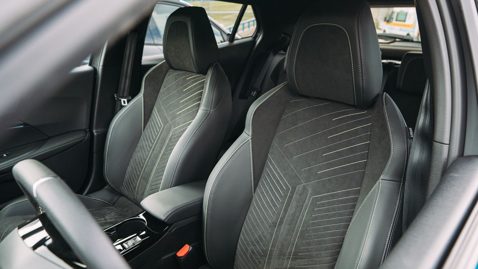 Las cotas de habitabilidad no varían de unas a otras versiones de la gama, independientemente del motor que utilicen. El volumen del maletero, siempre de 434 litros,tampoco.