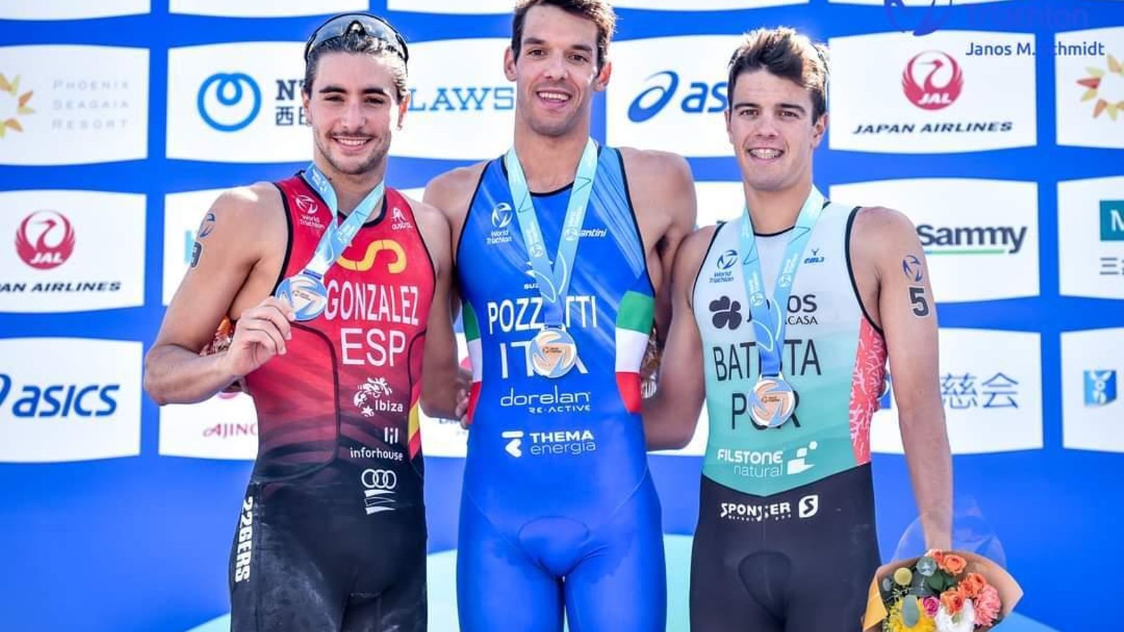 Alberto González, a la izquierda, en el podio de la Copa del Mundo de Miyazaki. Alberto González, a la izquierda, en el podio de la Copa del Mundo de Miyazaki.