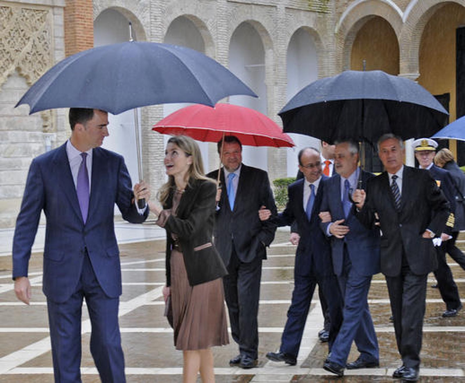 Don Felipe y Doña Letizia bromean mientras se dirigen a la presentación de la Fundación Príncipe de Girona.

Foto: Juan Carlos Vázquez