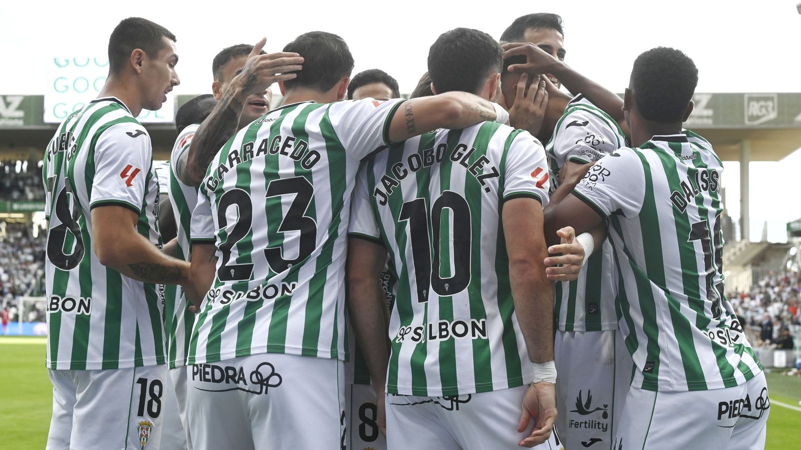 Los jugadores del Córdoba CF celebran un gol en El Arcángel en el presente curso.