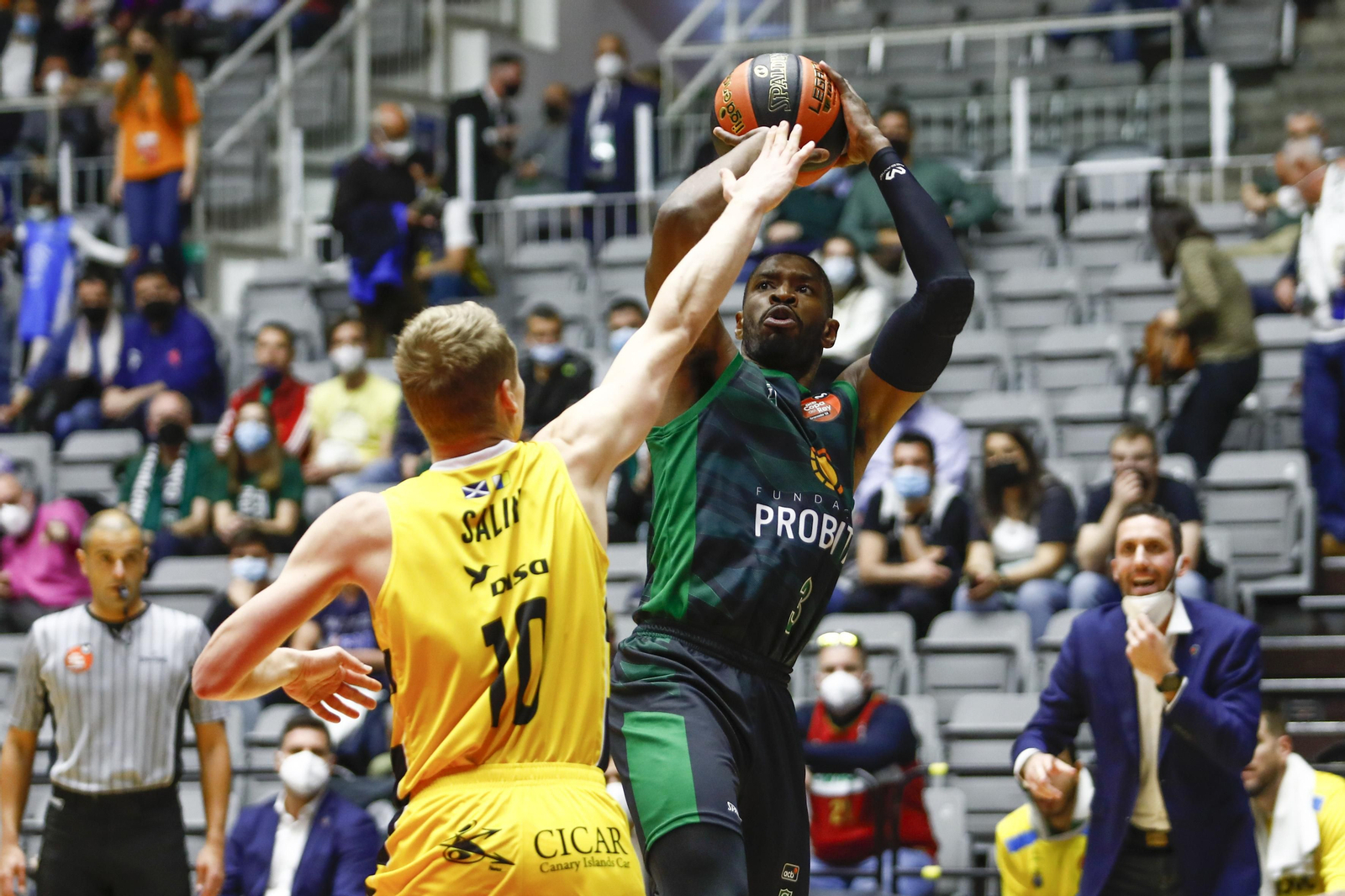 Paul intenta el lanzamiento ante Salin.