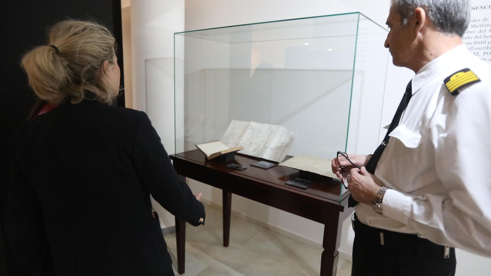 Vallina y Belizón, junto a un mapa inglés de la isla de Livingston.