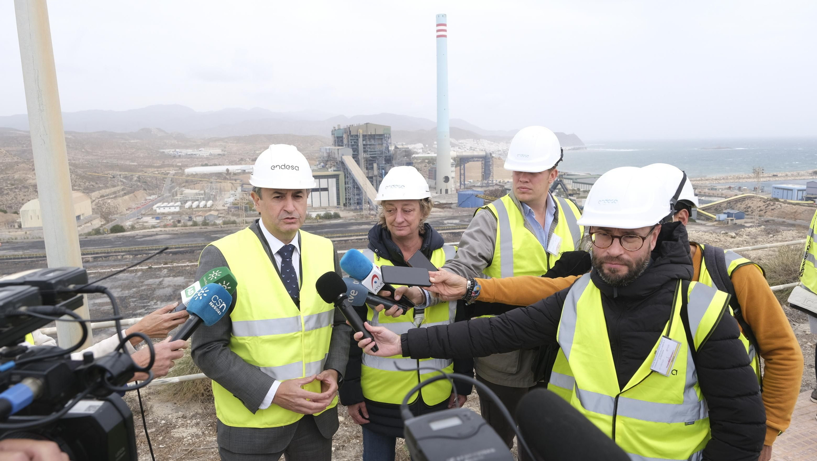 El derribo de la Torre Litoral de Endesa en Carboneras, en imágenes
