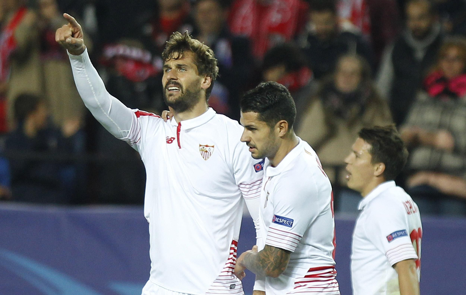 Llorente es felicitado por Vitolo junto a Konoplyanka, autor de la asistencia de córner.