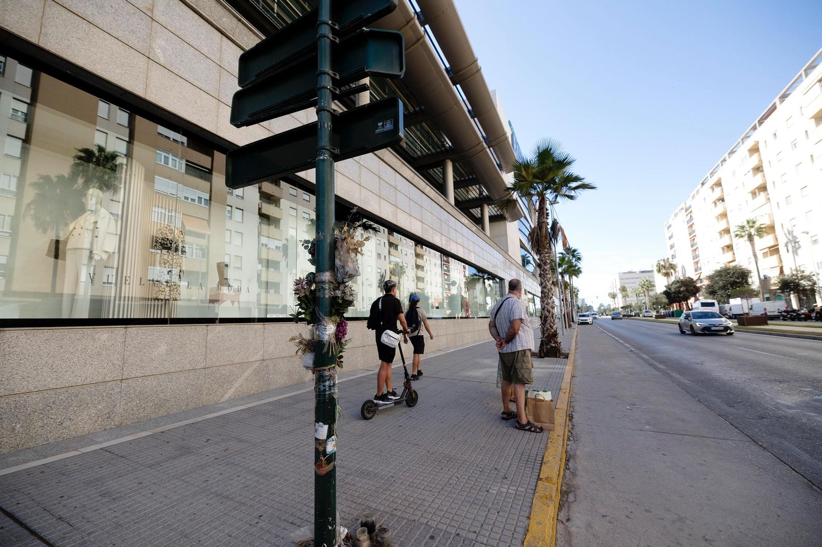 Flores en el lugar del atropello mortal.
