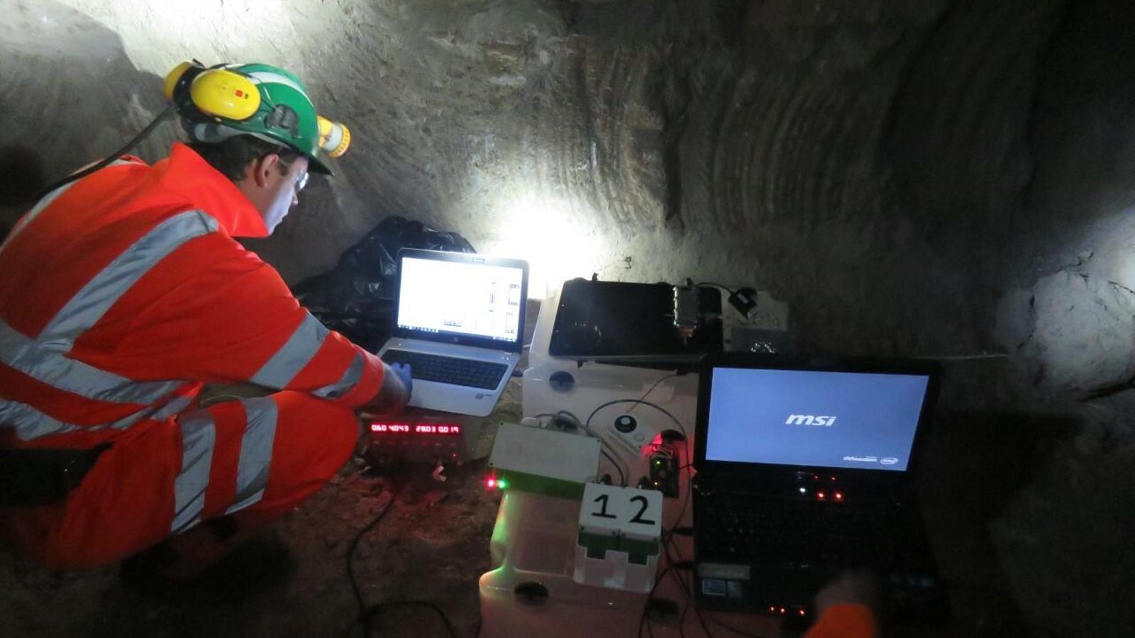 El ingeniero dentro de una mina de sal en Reino Unido.