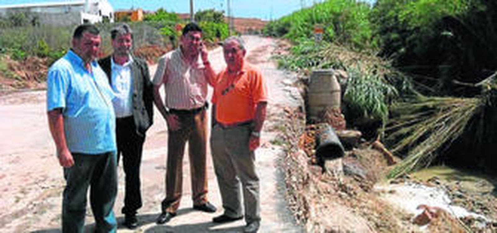 Francisco Zurera, Antonio Ramírez, Fernando Expósito y Francisco Paniagua en una carretera afectada.