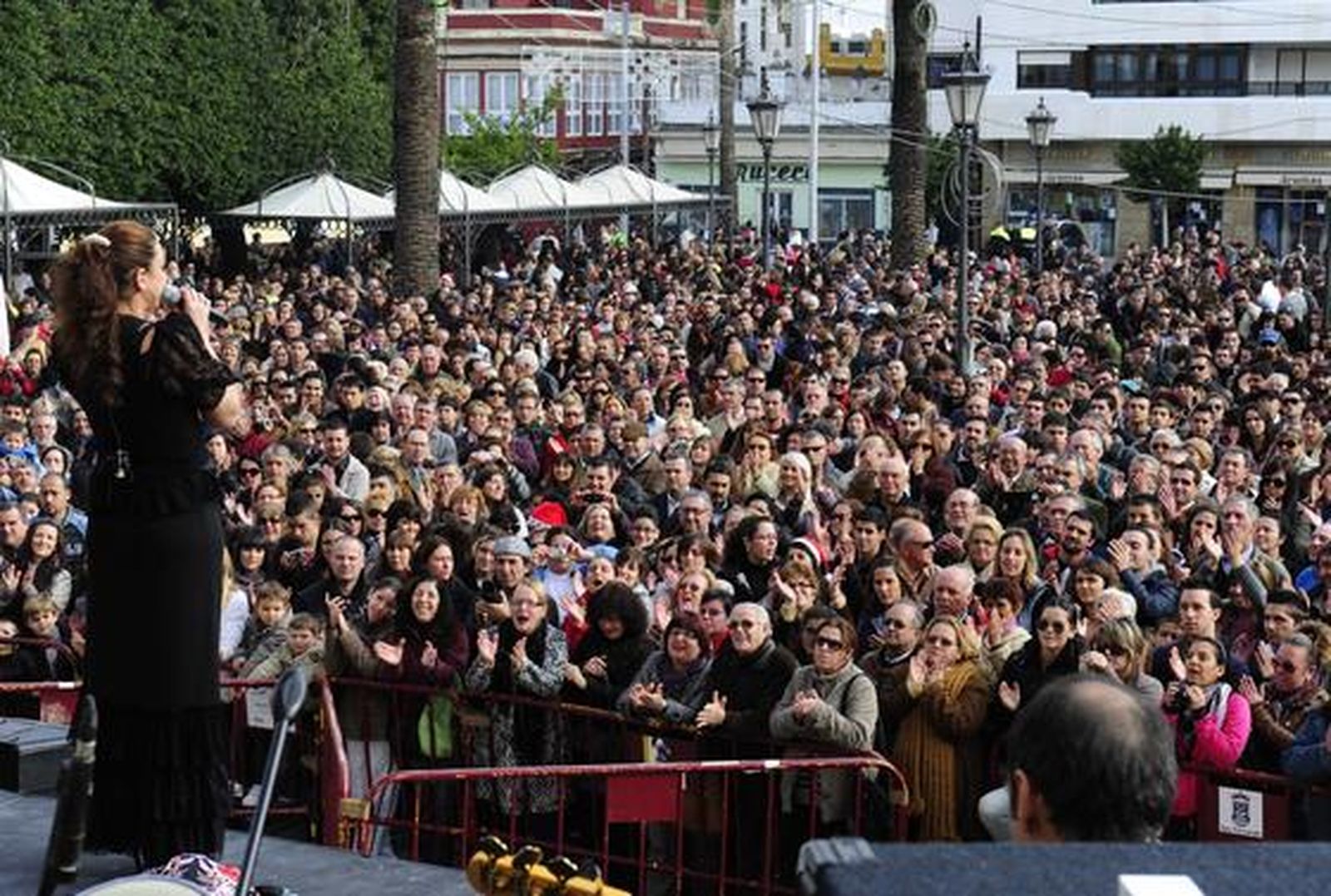 Miles de personas asisten al concierto navideño que Niña Pastori ofreció en la plaza del Rey de San Fernando. 

Foto: Elias Pimentel