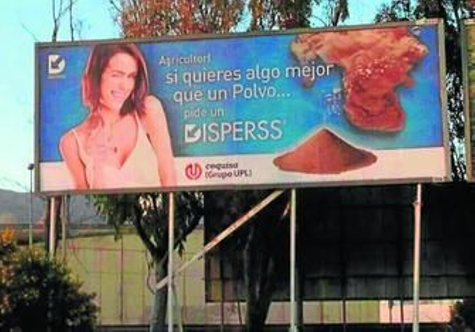 Un cartel con un anuncio sexista.