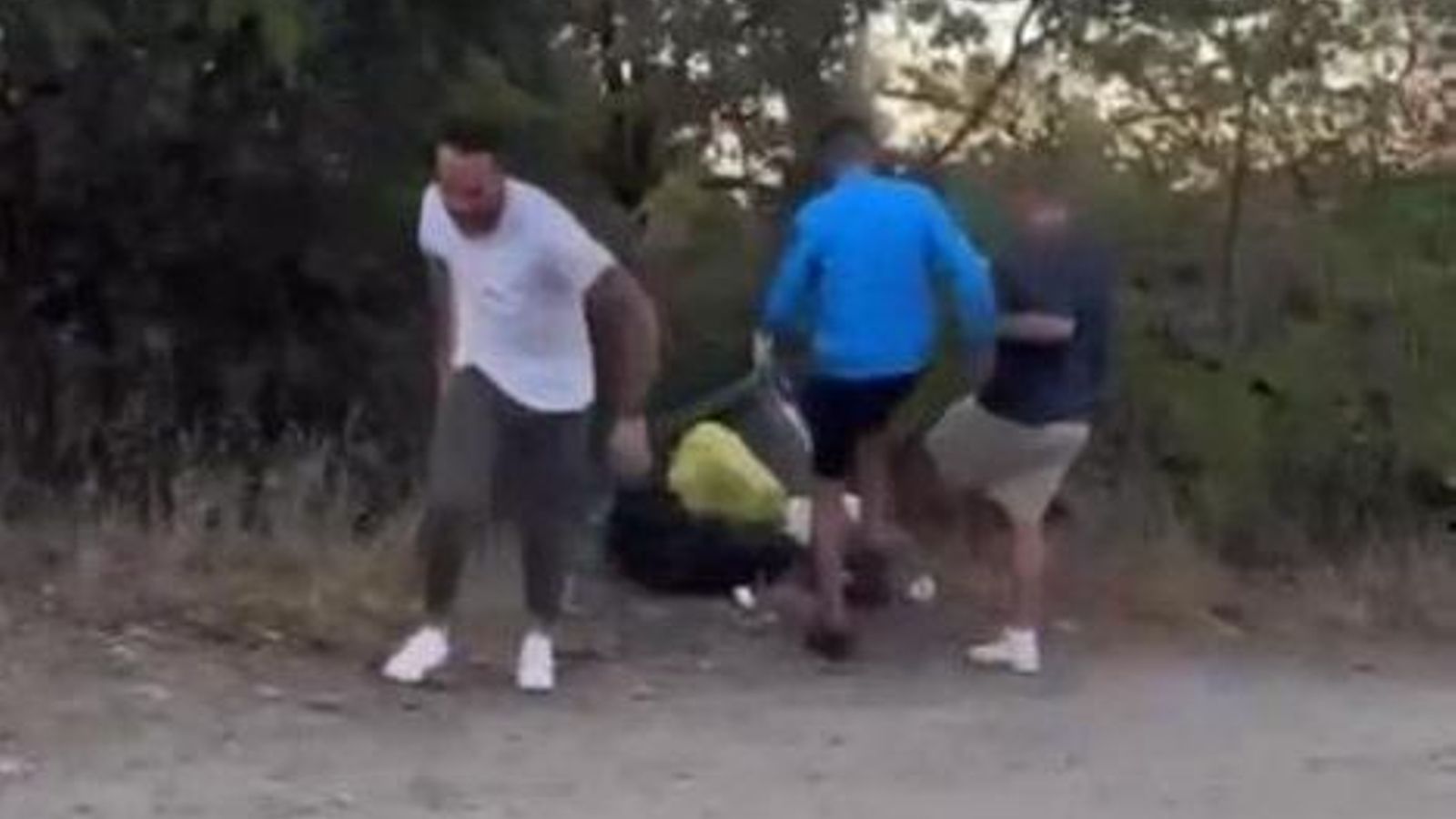 Momento del vuelco del contenedor, en el que se ve a Adrián Gallegos con otras dos personas