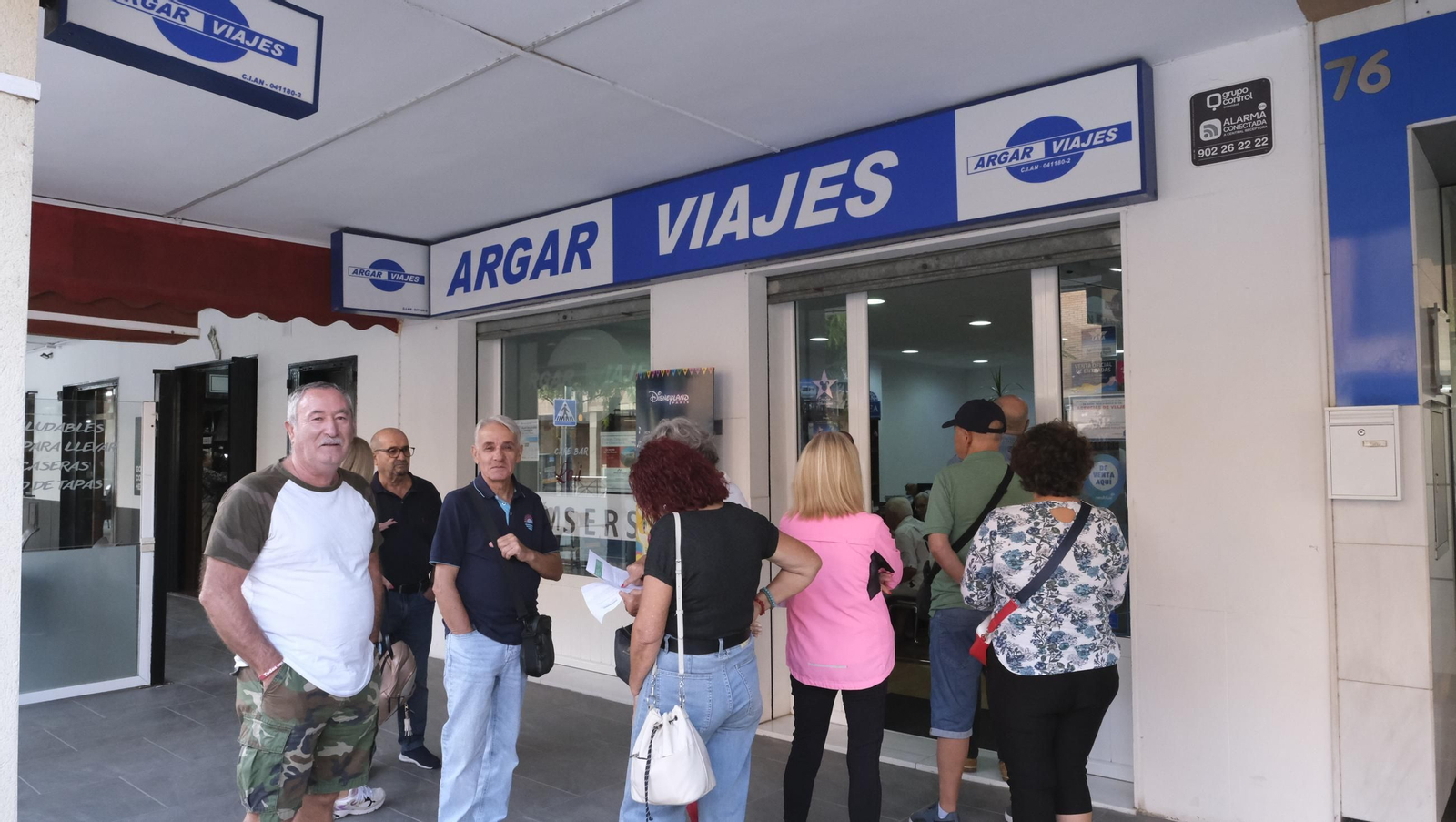 Colas por un viaje del IMSERSO, en imágenes