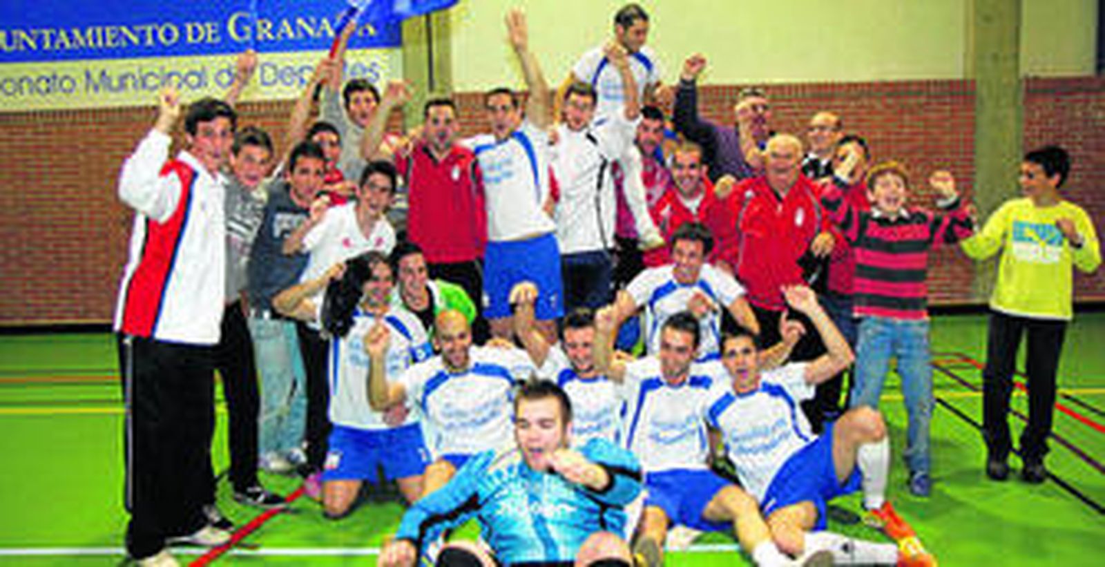 Jugadores del Oxipharma Rober, junto al cuerpo técnico y algunos aficionados posan festejando el título logrado.