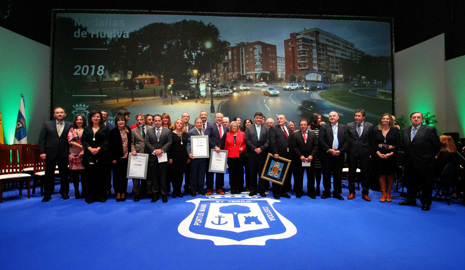 Fotografía de familia de los premiados con la corporación municipal