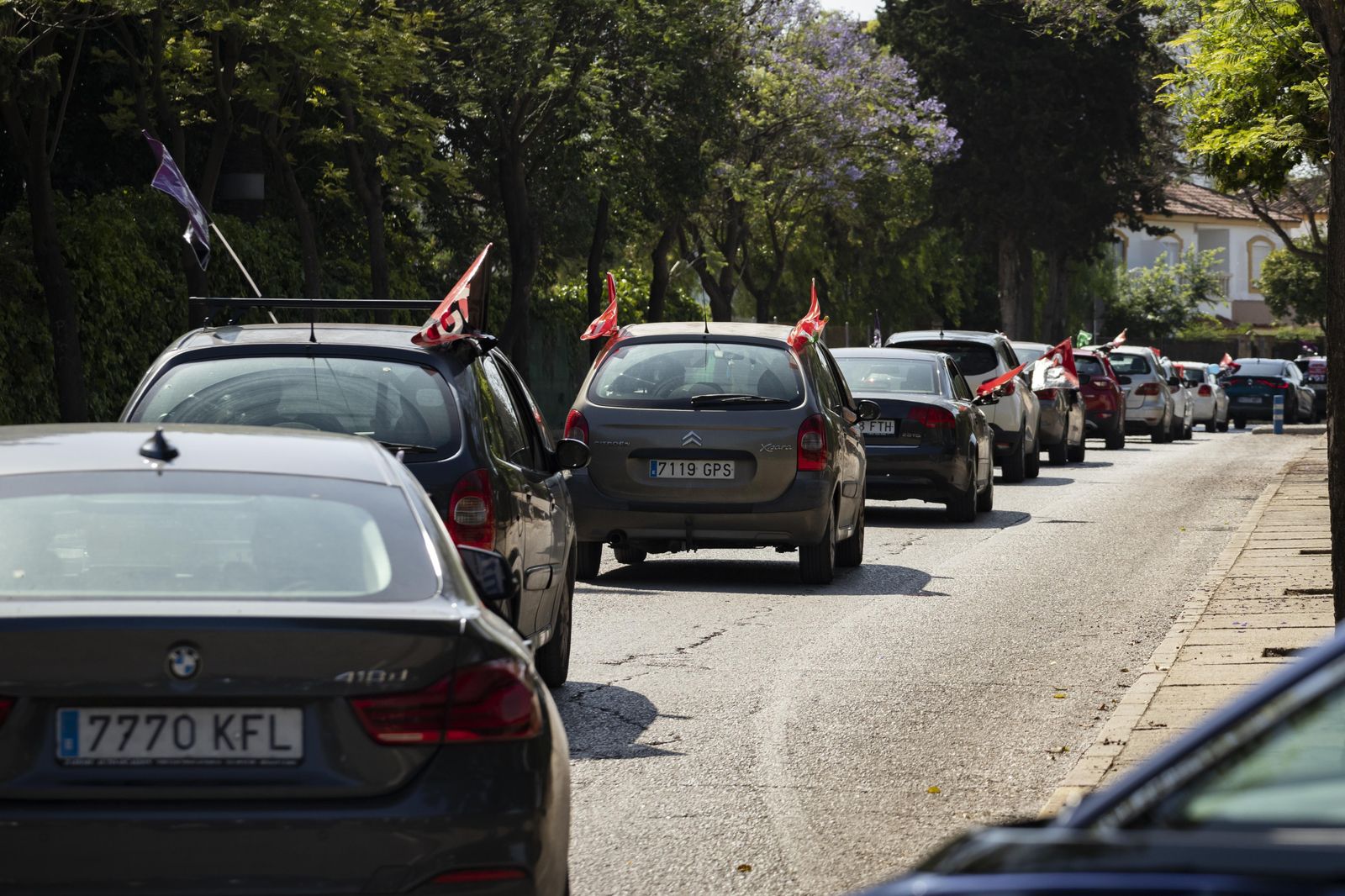 La caravana de vehículos tras salir de Chapín.