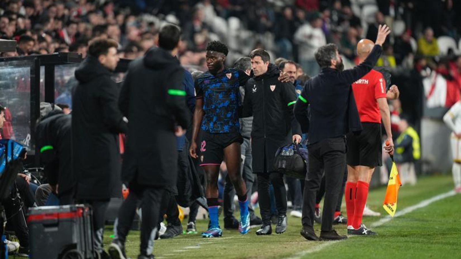 Agoumé se retira lesionado en Vallecas.
