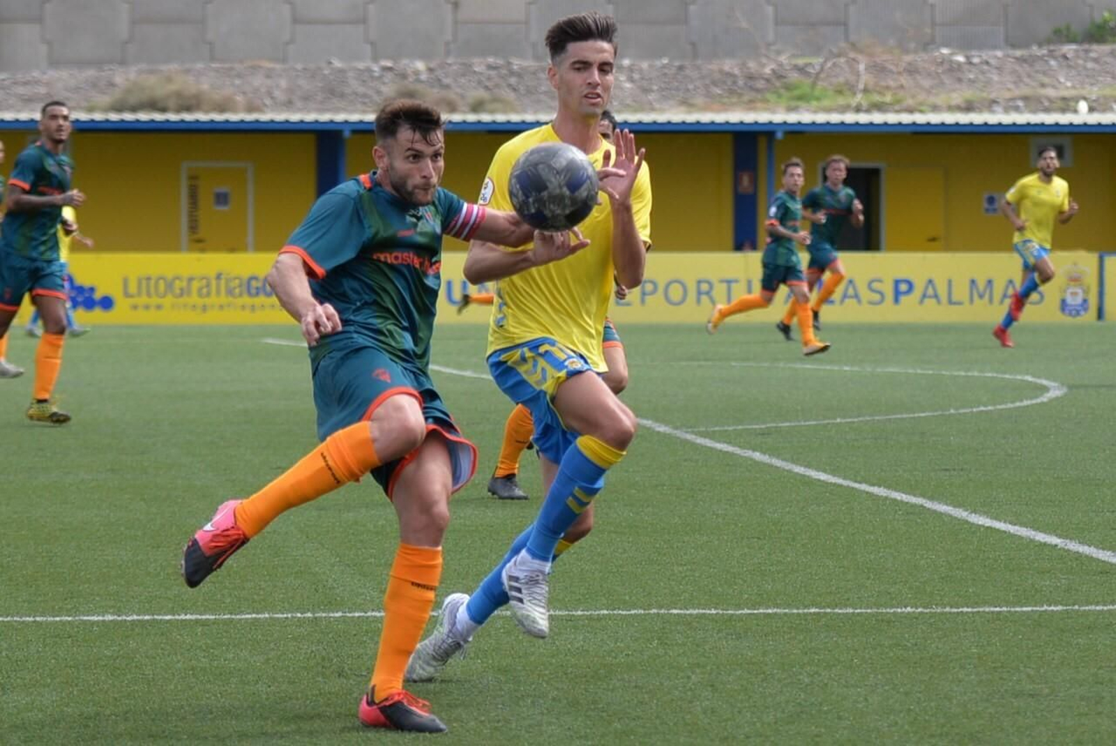 Iván dispara en el partido de la primera vuelta en Las Palmas.