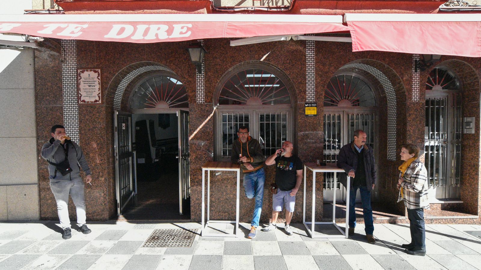 Las fotos del primer dia de reapertura del Bar 'Te dire' en Algeciras