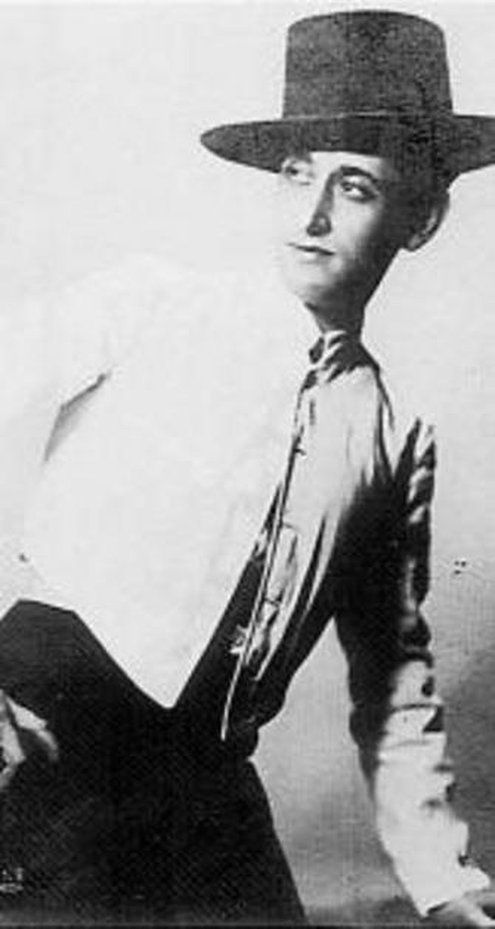 1. Miguel de Molina, poco antes del estallido de la Guerra Civil, ídolo de masas y figura fundamental de la copla. 2. El malagueño, tras la proclamación de la Segunda República.